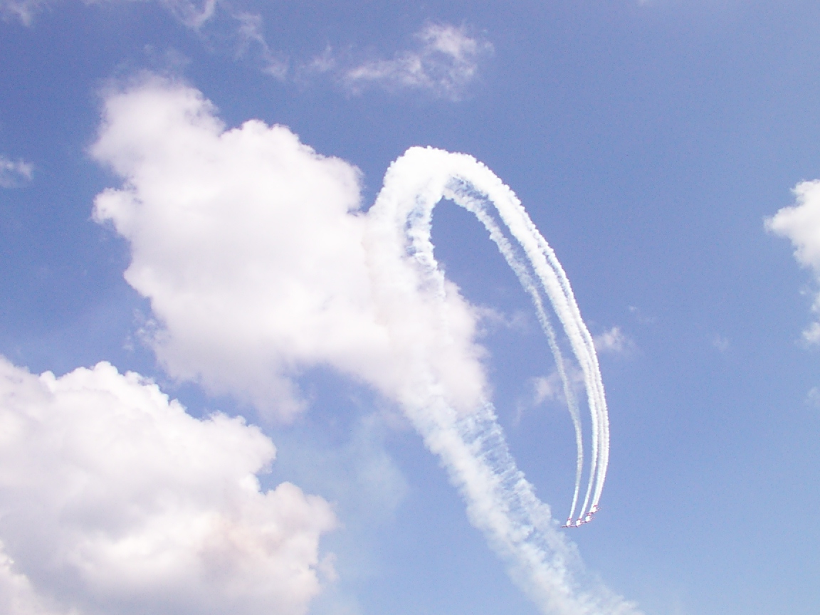 We saw aerobatic smoke and cloud intermingled on a regular basis. 